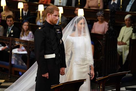 Foto di Meghan Markle nel suo abito da sposa alla Cappella di St. George