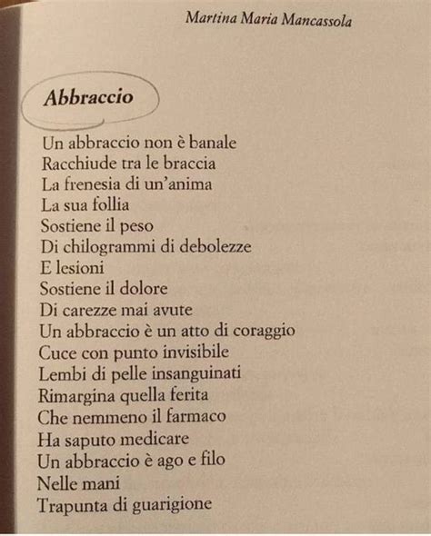 Ritratto di Mariangela Gualtieri in un momento di intensa lettura poetica