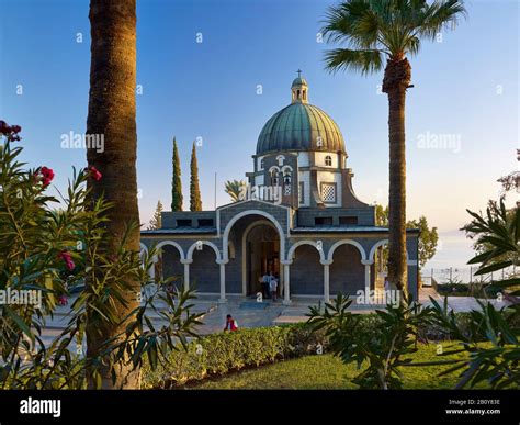 Veduta aerea della Chiesa delle Beatitudini con il Mare di Galilea sullo sfondo