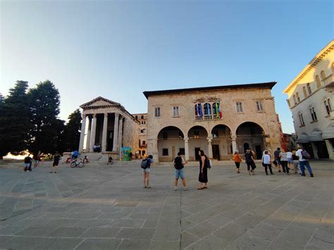 Veduta storica della città di Pola con il Tempio del Sacro Cuore