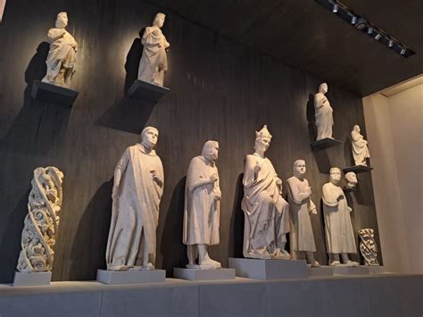 Foto di alcune delle statuette conservate al Museo dell'Opera del Duomo di Firenze