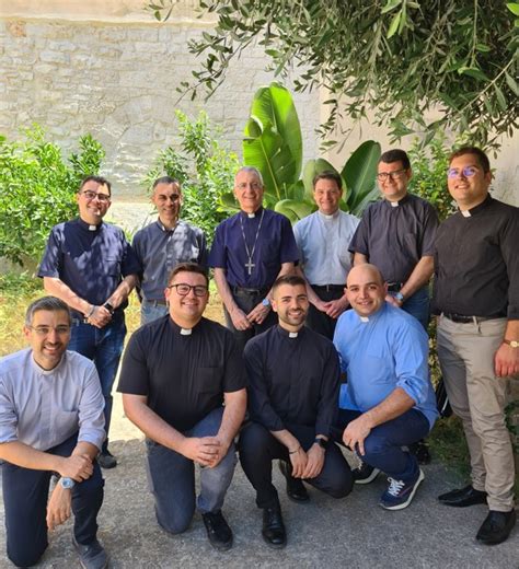 Foto di gruppo di presbiteri, diaconi e laici durante un convegno pastorale in Italia
