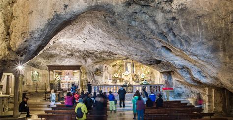 Veduta esterna del santuario di Monte Sant'Angelo e della sua scalinata storica