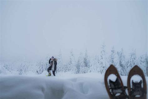 Foto di persone che fanno ciaspolate in un paesaggio innevato