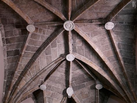 Dettaglio della volta a nervature intrecciate nel presbiterio di San Lorenzo