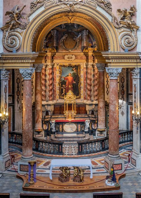 Vista frontale dell'Altare Maggiore di San Lorenzo con gli angeli in marmo bianco