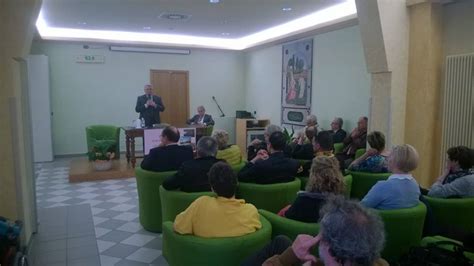 Immagine composita: sala ristorante, sala polivalente con anziani che partecipano ad attività, palestra attrezzata e sala lettura tranquilla