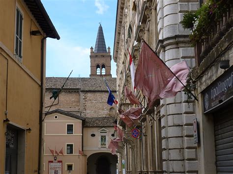 Veduta esterna dell'Oratorio del Crocifisso di Foligno, con architettura barocca