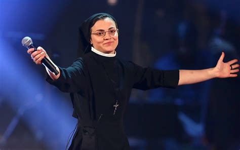 Foto di Suor Cristina durante un evento di evangelizzazione o concerto-meditazione