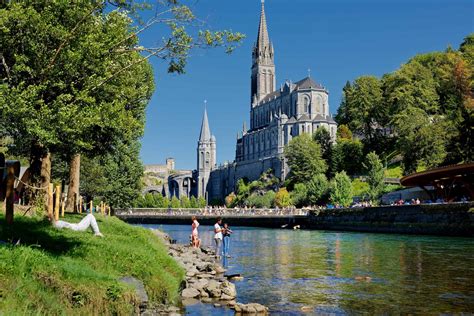 Panorama dal Pic du Jer con vista sui Pirenei e la città di Lourdes