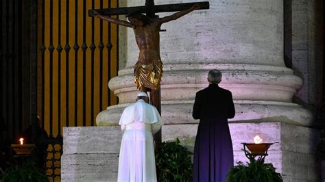 Papa Francesco in preghiera di fronte al Crocifisso di San Marcello al Corso