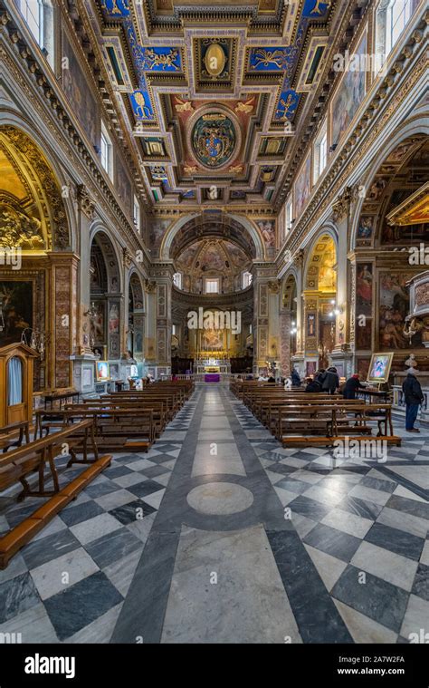 Interno della Chiesa di San Marcello al Corso con il Crocifisso