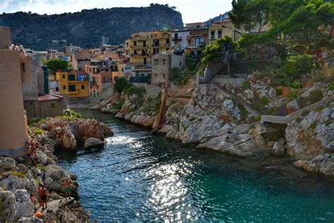 Vista panoramica della caletta di Sant'Elia con il ristorante in primo piano