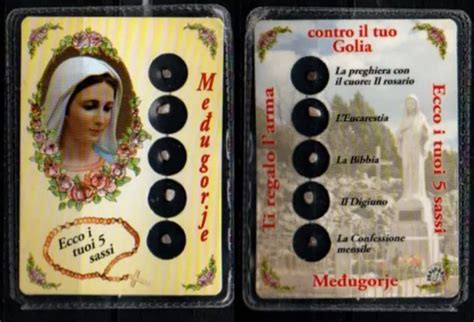 Infografica che illustra i 'cinque sassi' di Medjugorje: Bibbia, Rosario, Eucaristia, Croce e Pane/Acqua