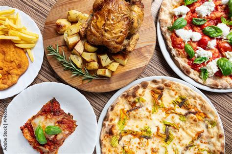 Tavola imbandita con ventagli e bocconcini di sfoglia all'aglio e basilico