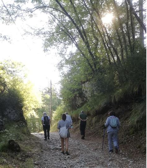 Foto di cittadini durante una passeggiata ecologica nel Quartiere Sant'Eligio di Martina Franca