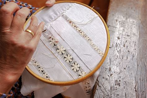 Dettaglio di ricamo su paramento liturgico antico in fase di restauro