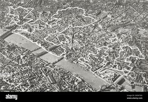 Foto storica dei danni bellici all'Annakirche Düren e della città di Düren dopo il bombardamento