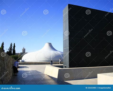 Vista esterna del Santuario del Libro a Gerusalemme, con la cupola bianca e il muro nero