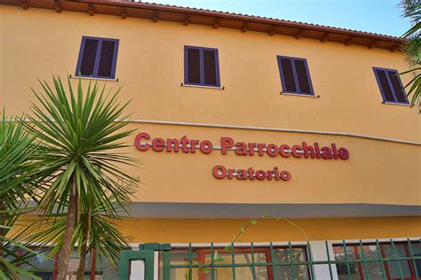foto di un oratorio parrocchiale con ragazzi
