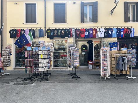 Immagine di un negozio di souvenir e articoli da regalo