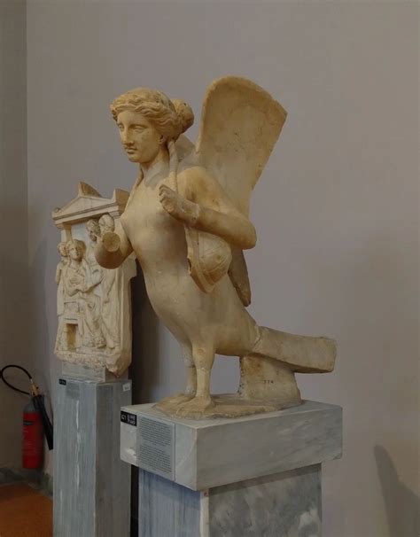 Sirena in una statua funeraria del I secolo a.C. proveniente da Mirina.