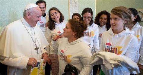 Papa Francesco dialoga con un gruppo di giovani e anziani