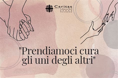 Giovani che partecipano a un'opera di carità, assistendo persone bisognose