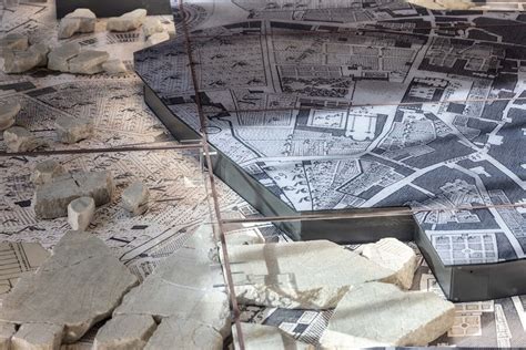Frammenti della Forma Urbis sovrapposti alla mappa di Nolli in un museo