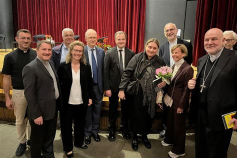 Foto di gruppo dei genitori di Carlo Acutis, Andrea e Antonia, con il vescovo ausiliare di Napoli Francesco Beneduce all'Istituto Leone XIII