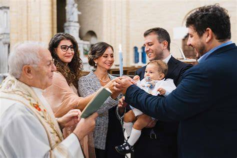 Foto di famiglia al battesimo in chiesa