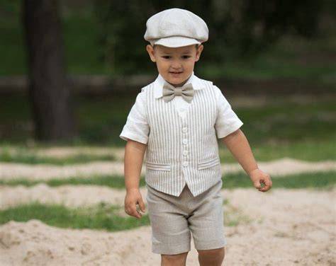 Bambino vestito in lino bianco per il battesimo