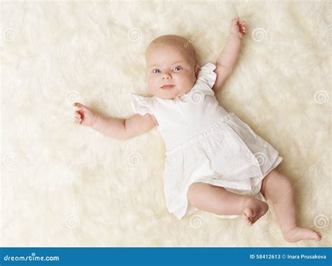 Neonato in vestito bianco e pastello