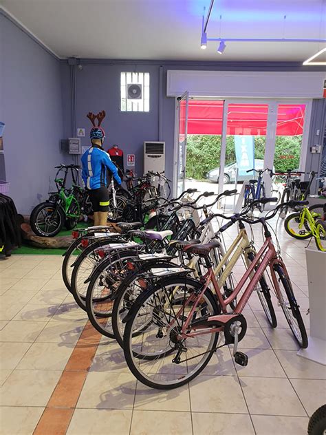 Foto dell'officina specializzata e dell'area di rimessaggio sicura per biciclette all'interno del centro ciclistico.