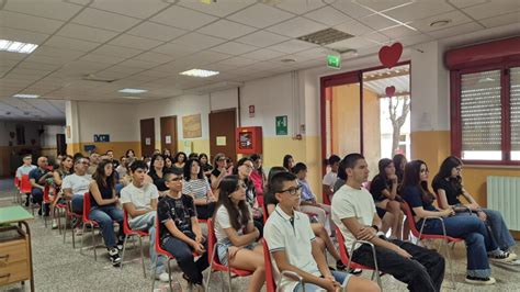 Foto di gruppo di studenti e insegnanti durante un evento della Commissione Scuola a Meda