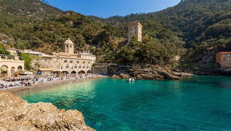 Veduta panoramica dell'Abbazia di San Fruttuoso incastonata nella baia