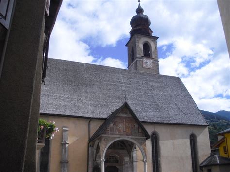 Chiesa di Santa Maria a Pellizzano, facciata esterna con portale e contrafforti