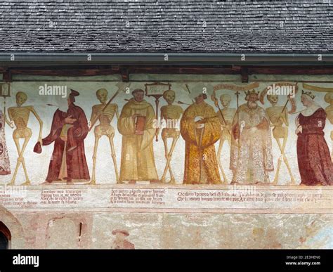 Affresco di Simone Baschenis sul protiro esterno della Chiesa di Santa Maria a Pellizzano