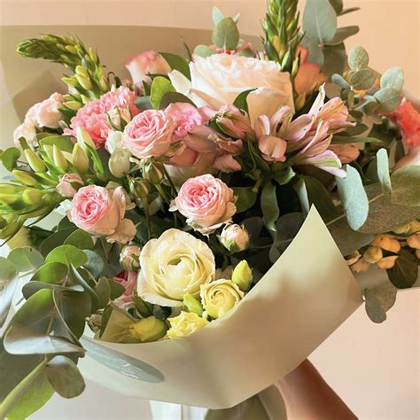 Foto di un elegante bouquet di fiori misti di stagione, ideale per un regalo di onomastico