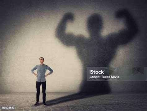 illustrazione di una persona che affronta le proprie paure, simboli di varie ansie