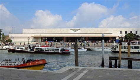 Veduta della Stazione di Venezia Santa Lucia con il Canal Grande