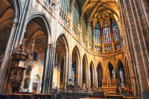 Interno della Cattedrale di San Vito, mostrando le ampie navate e le vetrate