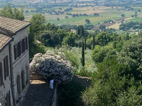 Patti Smith ad Assisi in un momento di contemplazione