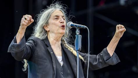Patti Smith in concerto durante un'esecuzione di Easter