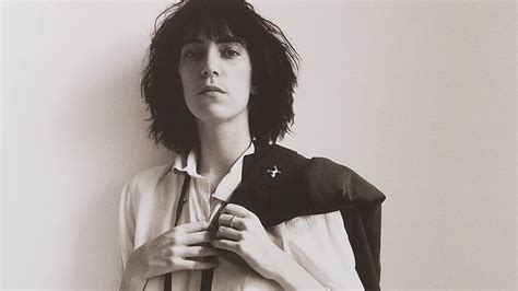 Patti Smith immersa nella scrittura in un caffè
