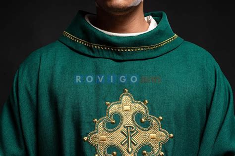 Ritratto del diacono Roberto Zucchi in abiti liturgici