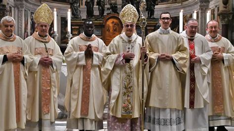 Foto dell'ordinazione diaconale, con Roberto Zucchi e l'arcivescovo