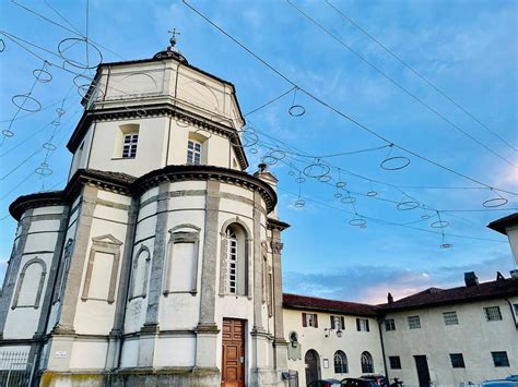 Veduta esterna della Chiesa dei Cappuccini a Cesenatico, mostrando l'integrazione con il borgo marinaro