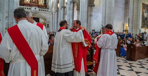 Foto di un diacono con la sua famiglia, simbolo di equilibrio vita religiosa/vita familiare