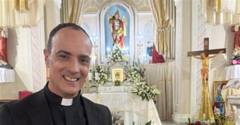 Foto di un sacerdote in conversazione con i fedeli in un ambiente parrocchiale